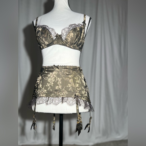 Agent Provocateur Leoni Black Gold Roll-on Suspender - Picture 5 of 16